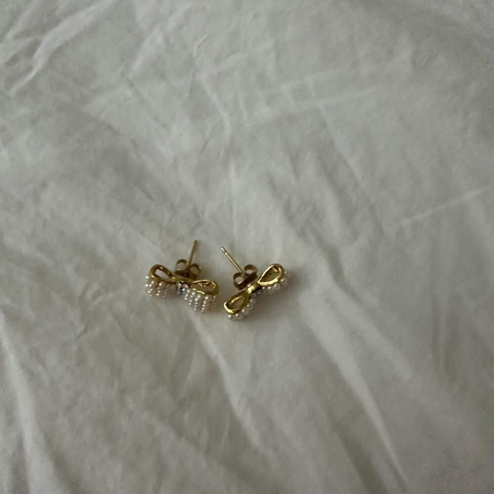 Pearl Ribbon Studs - Picture 2 of 4